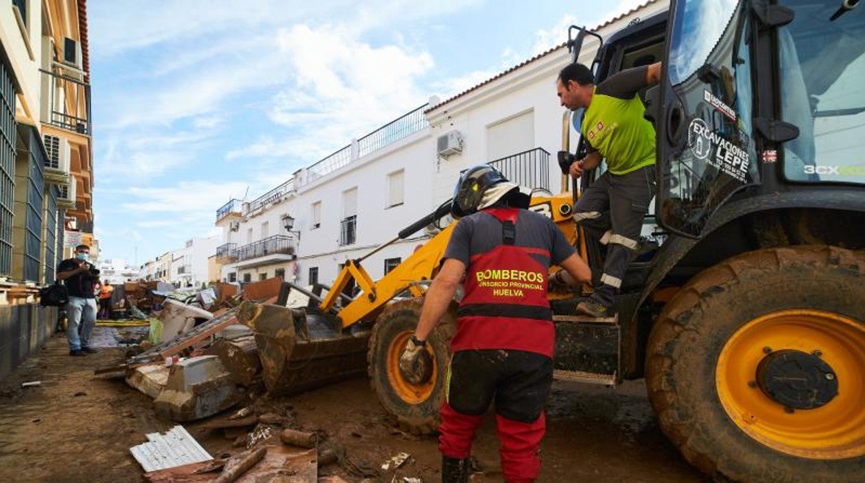 Retirada de los daños producidos por el temporal en Lepe con una retroexcavadora