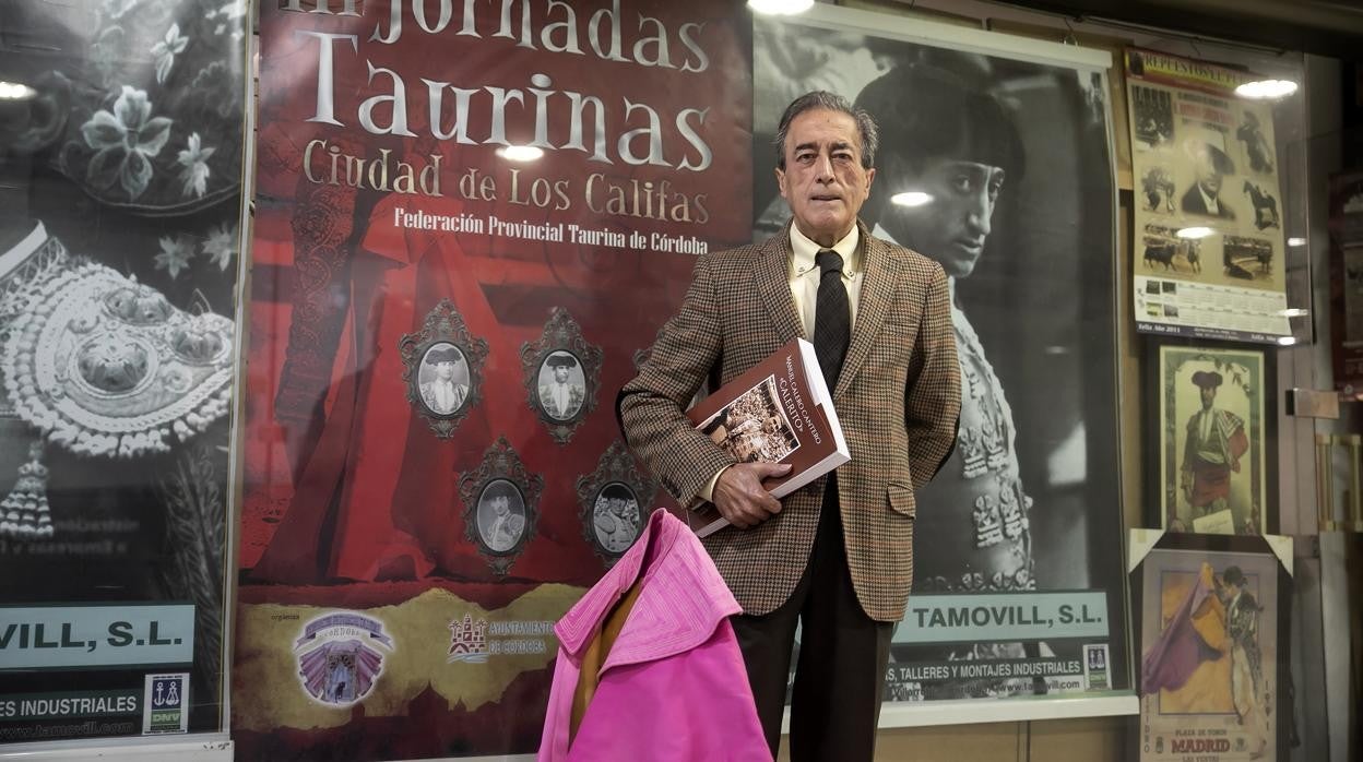 Domingo Echevarría, con un ejemplar de su libro