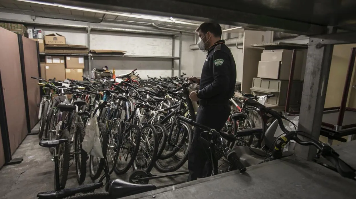 Un agente de la Policía Local observa las bicicletas almacenadas