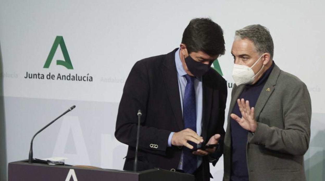 El vicepresidente de la Junta, Juan Marín, y el consejero de la Presidencia, Elías Bendodo, dialogan antes de la rueda de prensa tras el Consejo de Gobierno
