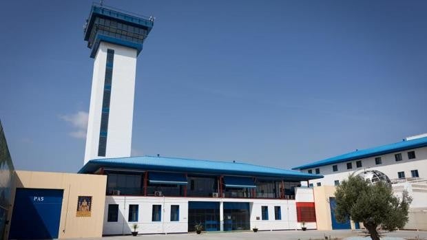 Un preso de la cárcel de Algeciras manda al hospital a un funcionario y causa lesiones a una enfermera