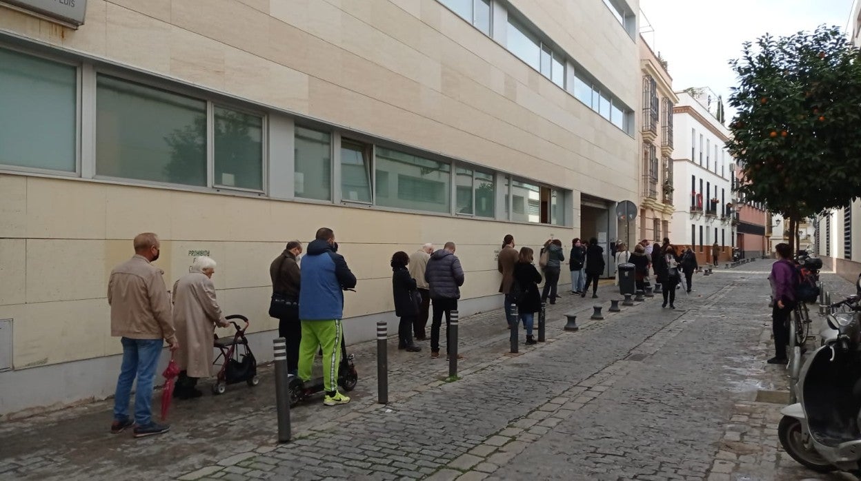 Colas de usuarios en el centro de salud de la calle San Luis en Sevilla