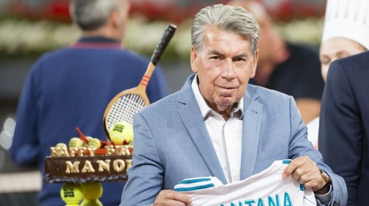 Manolo Santana en un homenaje