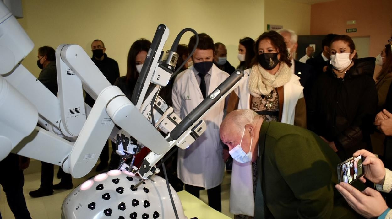 El consejero de Salud, Jesús Aguirre, observa el robot que se instalará en un hospital de Jaén