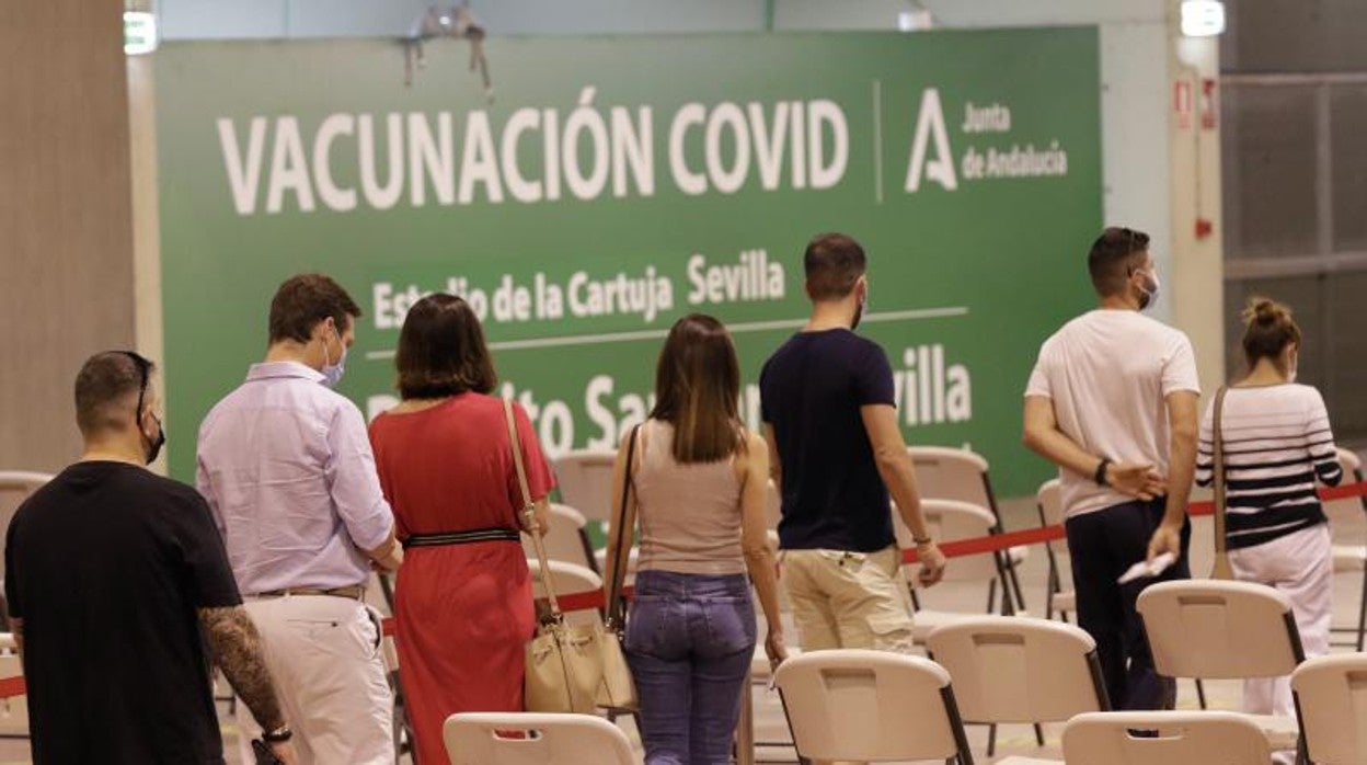 Vacunódromo instalado en el estadio de la Cartuja de Sevilla