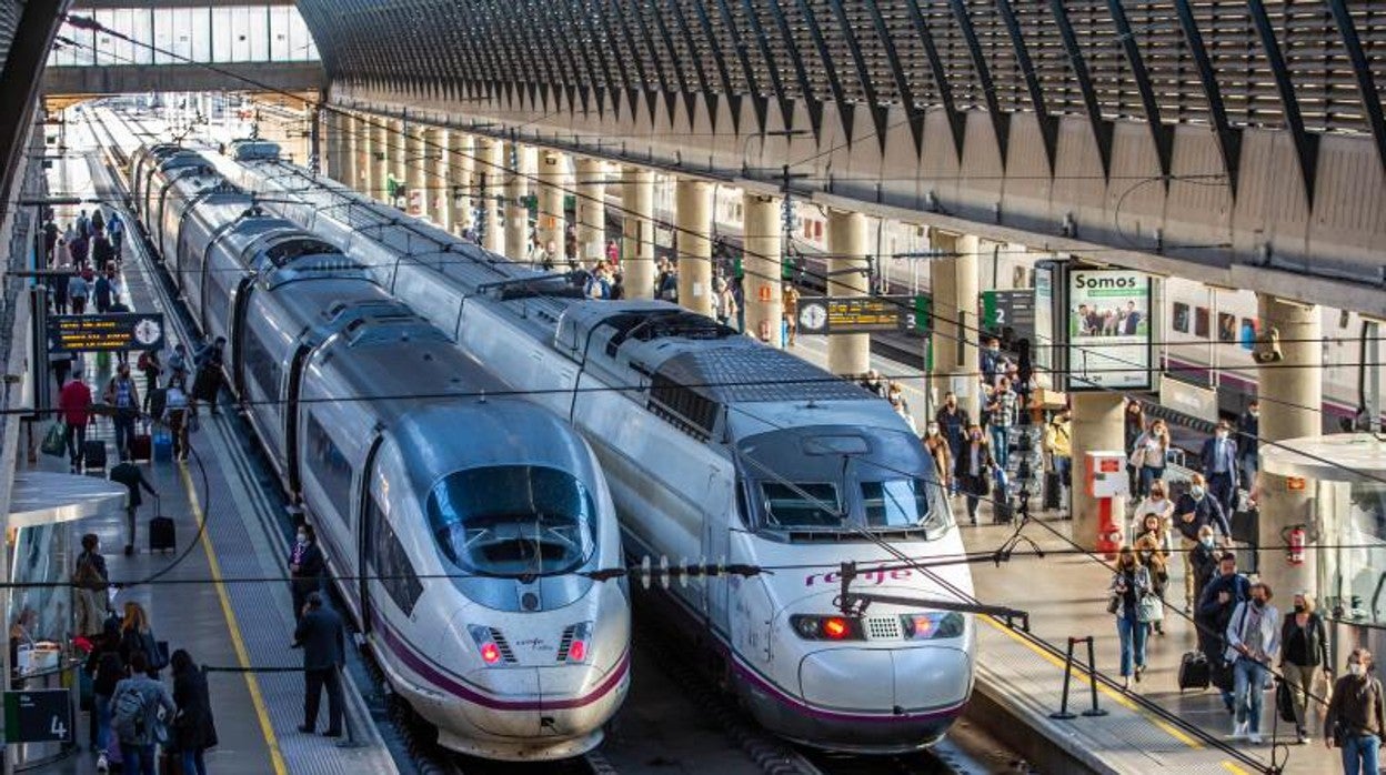 Imagen de trenes de alta velocidad en la estación de Santa Justa