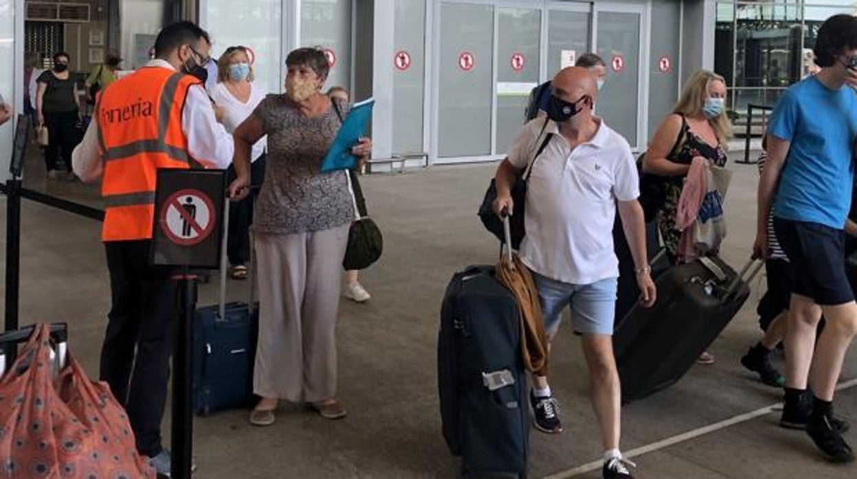 Turistas a su llegada al aeropuerto de Málaga