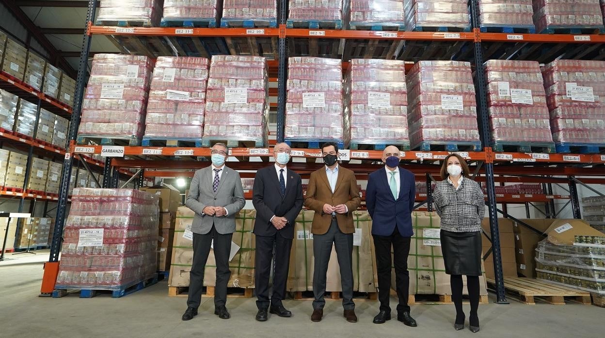 El alcalde con Juanma Moreno en el centro, junto al resto de autoridades en la visita a Bancosol