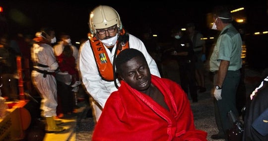 Llegada al puerto de Motril de un inmigrante necesitado de ayuda