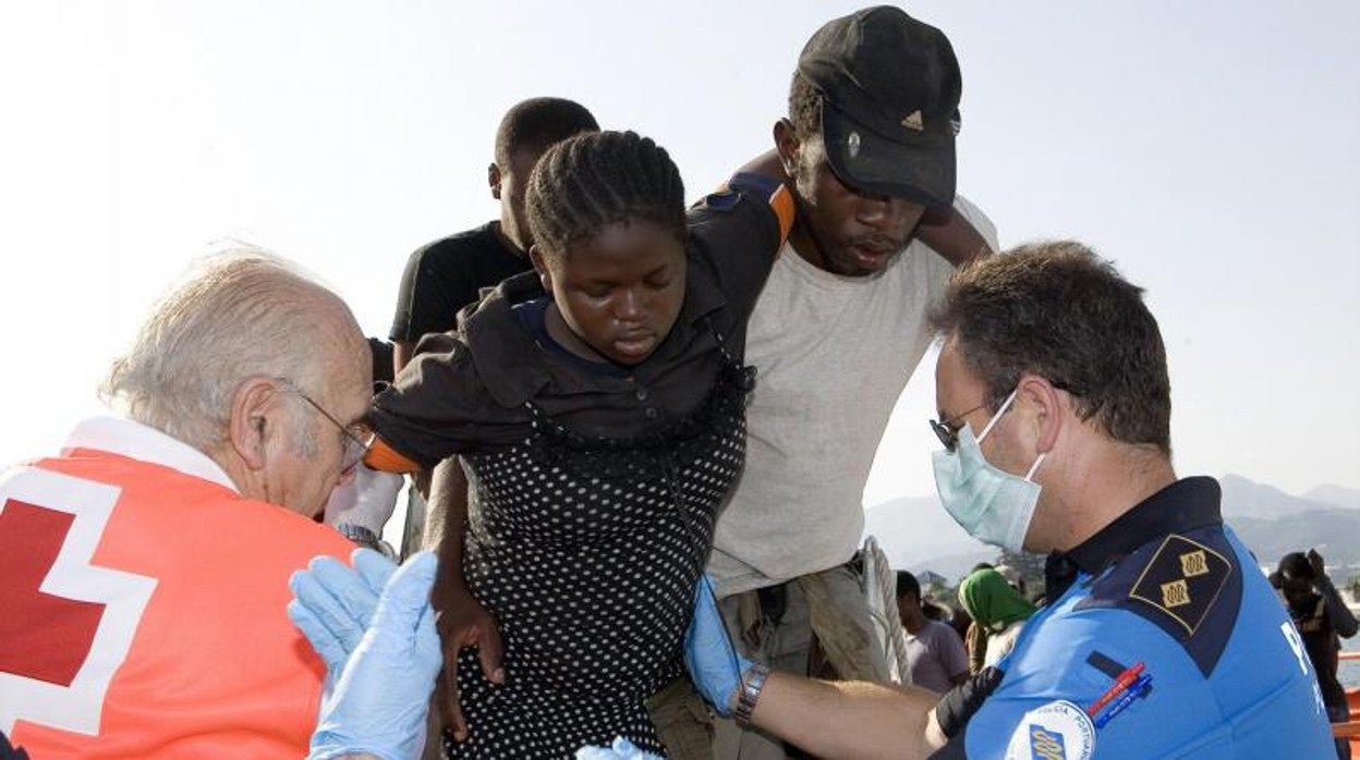 Un niño pequeño es ayudado a desembarcar en el puerto en una imagen de archivo