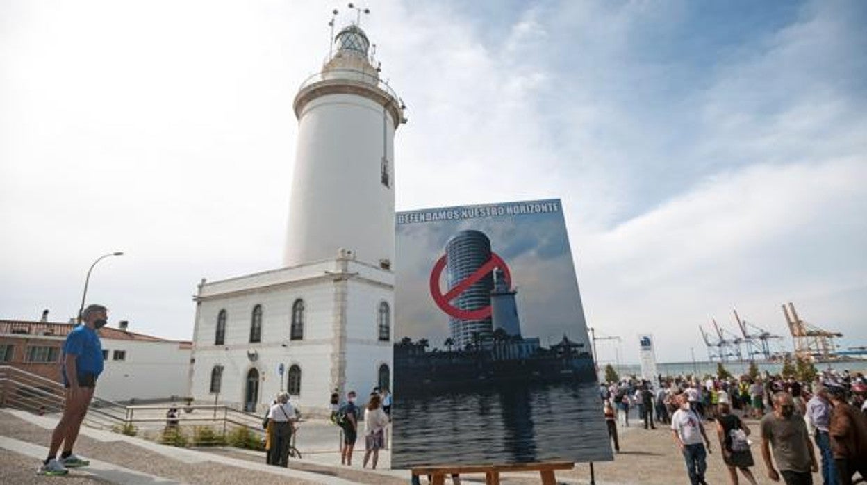 Concentración en 'La Farola' para pedir su protección frente a la construcción de la Torre del Puerto