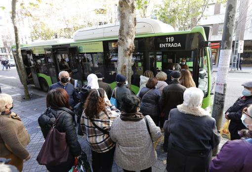 Colas de viajeros en el Centro de la ciudad