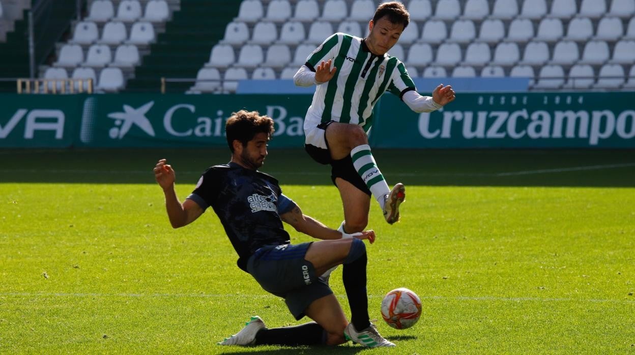 Ale Marín, atacante del Córdoba B, en el partido ante el Recreativo en El Arcángel