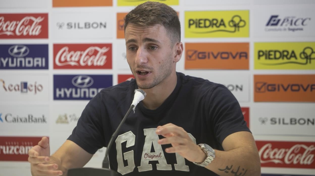 El lateral izquierdo Ekaitz Jiménez en rueda de prensa