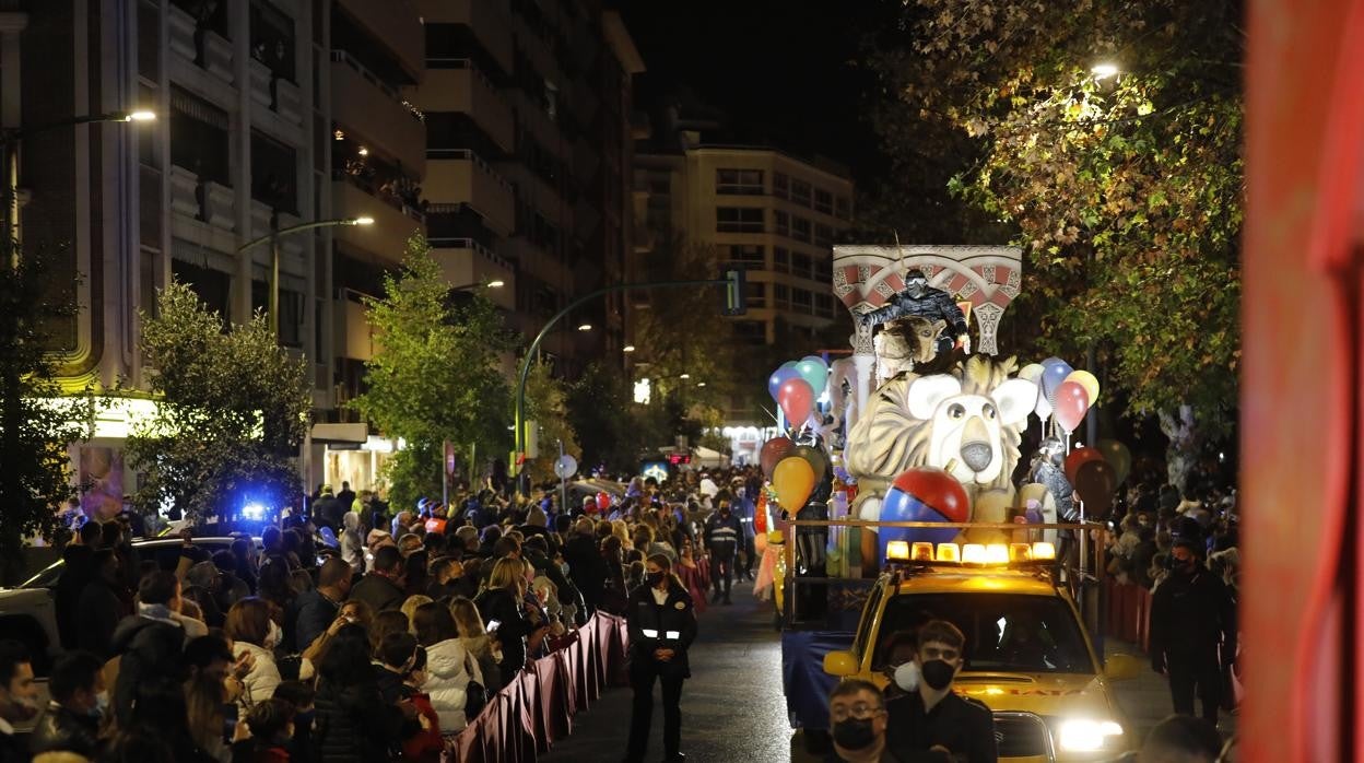 El rey Baltasar avanza por la avenida de Cervantes. En el vídeo, distintos momentos de la Cabalgata