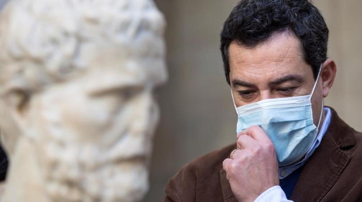 El presidente de la Junta de Andalucía, Juanma Moreno, observa el busto del emperador romano Antonino Pío