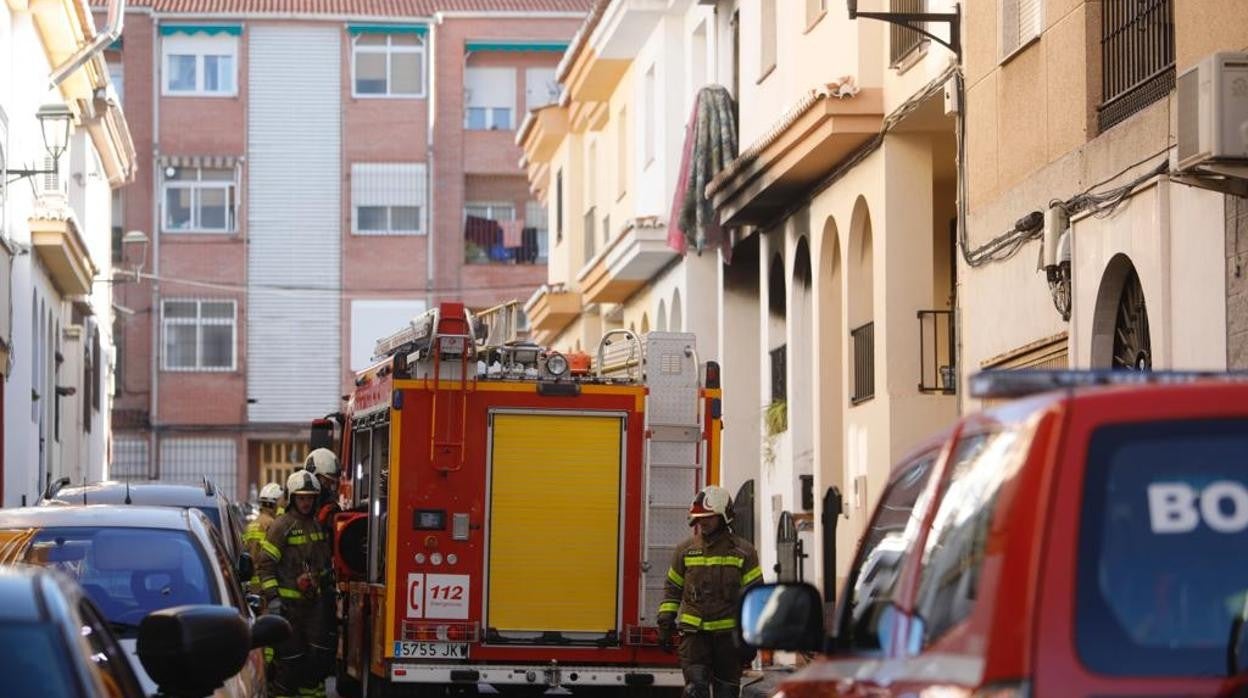 Bomberos frente a la casa incendiada en Maracena esta mañana