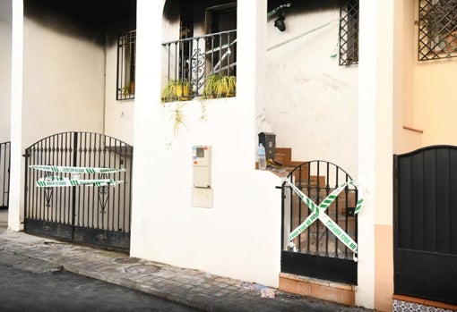 Imagen de la fachada de la casa incendiada esta mañana en Maracena