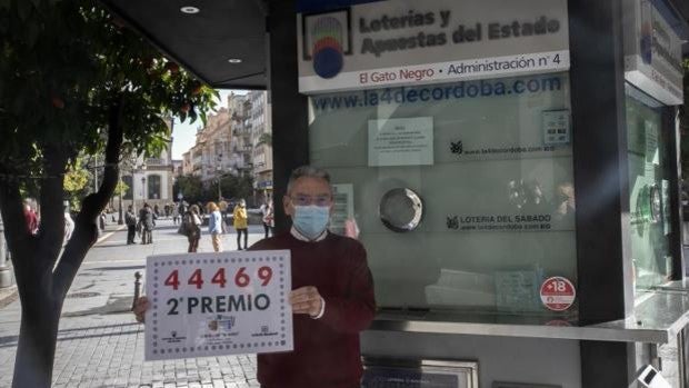 El último premio de la Navidad en el kiosco de lotería de Las Tendillas de Córdoba