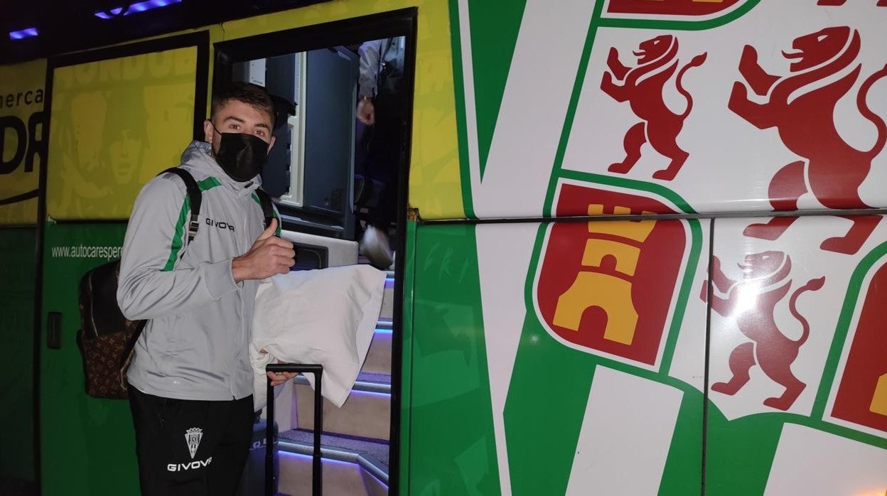 El delantero del Córdoba CF se sube al autocar del club rumbo al aeropuerto de Barajas