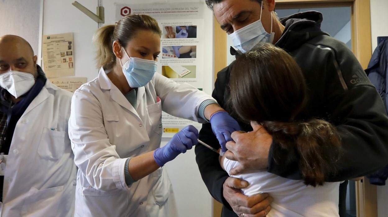 Una niña recibe la vacuna contra el Covid