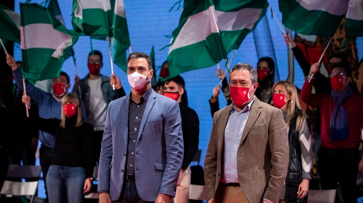 Pedro Sánchez junto a Juan Espadas en el acto de ayer en Granada