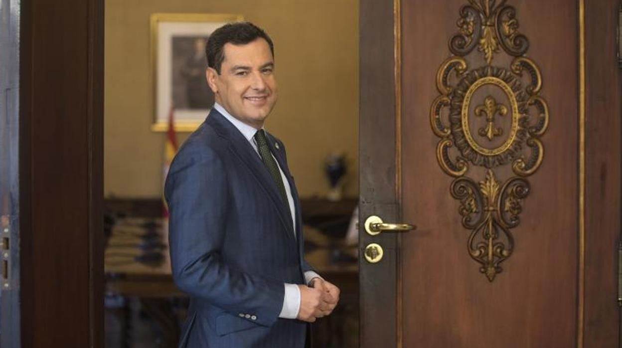 Moreno posa en el acceso al salón del Consejo de Gobierno en el Palacio de San Telmo