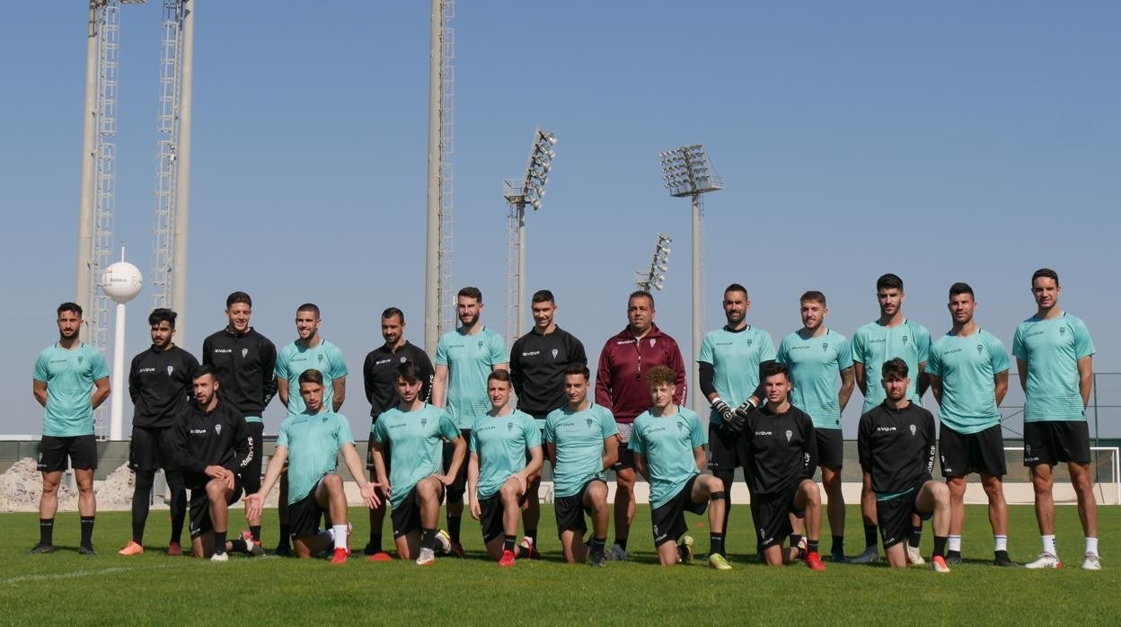 La plantilla del Córdoba CF, durante un entrenamiento en Baréin