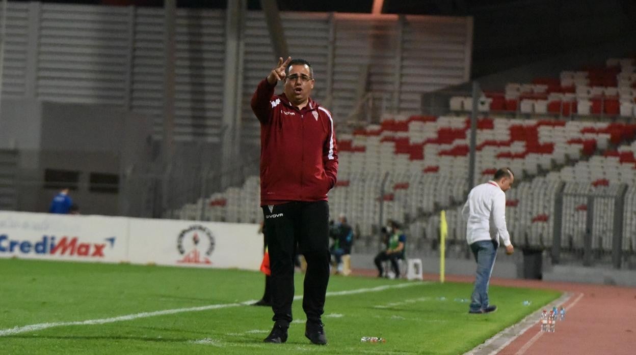El entrenador del Córdoba CF, Germán Crespo, durante el partido ante el Riffa