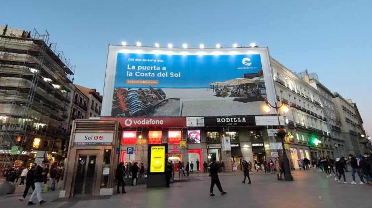 Una de las lonas que se han desplegado en la Pueta del Sol