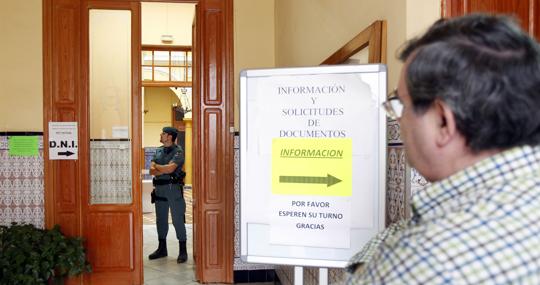 Un guardia civil, en el Ayuntamiento durante su registro el 22 de octubre de 2013
