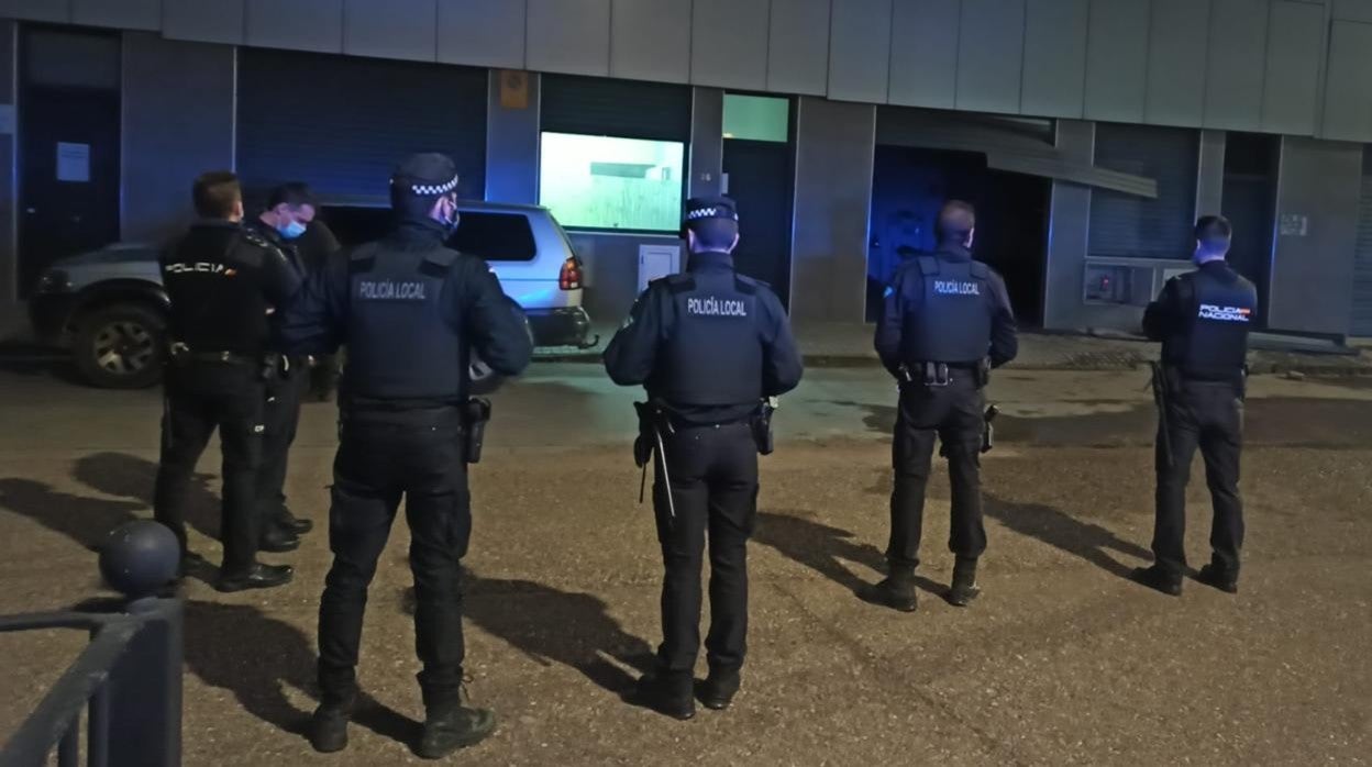 Agentes de la Policía Local y Nacional, ante la nave donde se ha descubierto una plantación 'indoor' de cánnabis