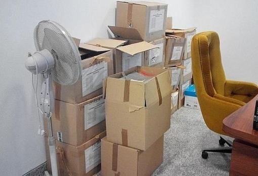 Cajas con los tomos del «caso Rocket» apilados en los juzgados de Peñarroya