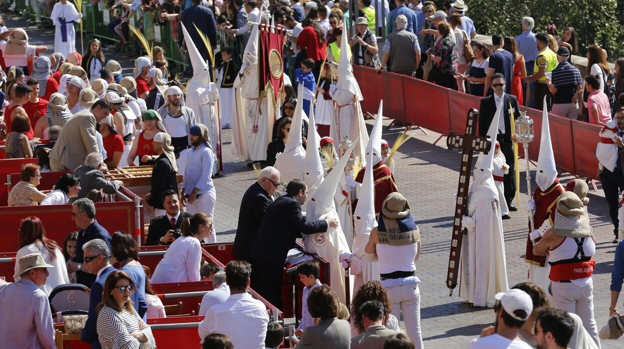 La hermandad de la Entrada Triunfal al llegar a la carrera oficial de la Semana Santa de Córdoba