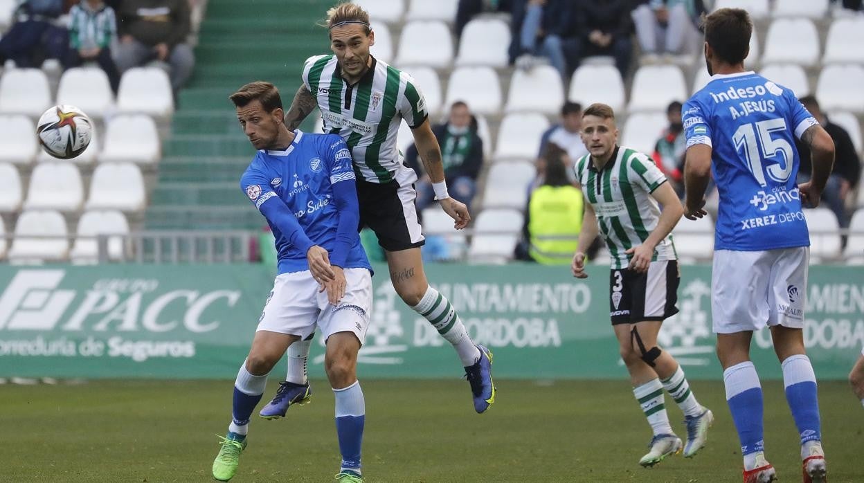 Dragisa Gudelj despeja un balón ante la oposión de Máyor