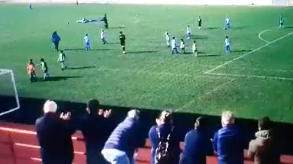 Imagen del vídeo en el que los niños consuelan al portero