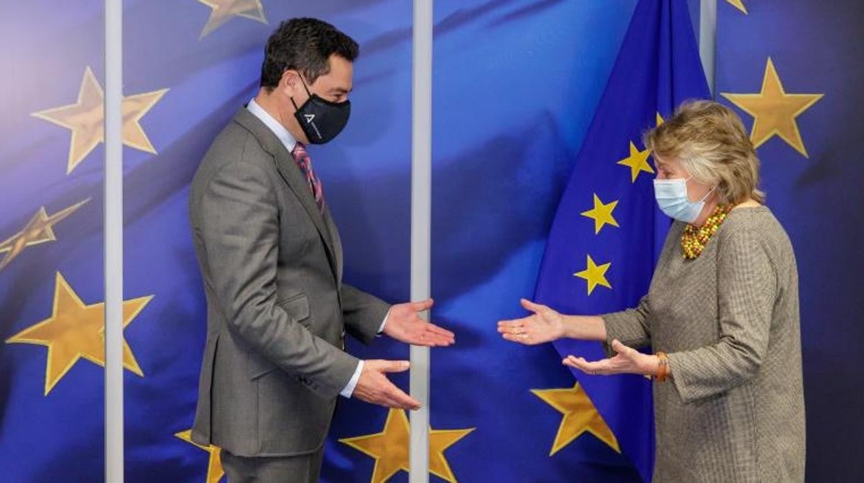 Juanma Moreno saludando a la comisaria de Cohesión y Reformas de la Comisión Europea, Elisa Ferreira, en su visita a Bruselas