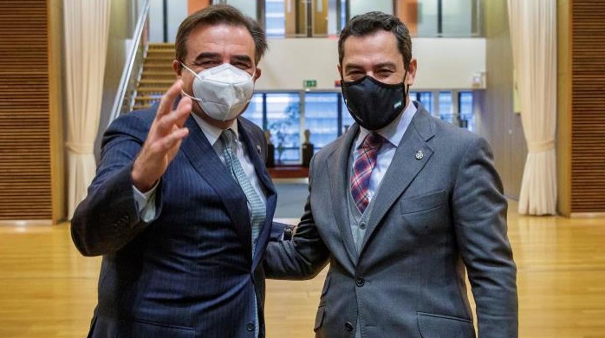 Juanma Moreno junto al comisario de Promoción de Estilo de vida Europeo, Margaritis Schinas