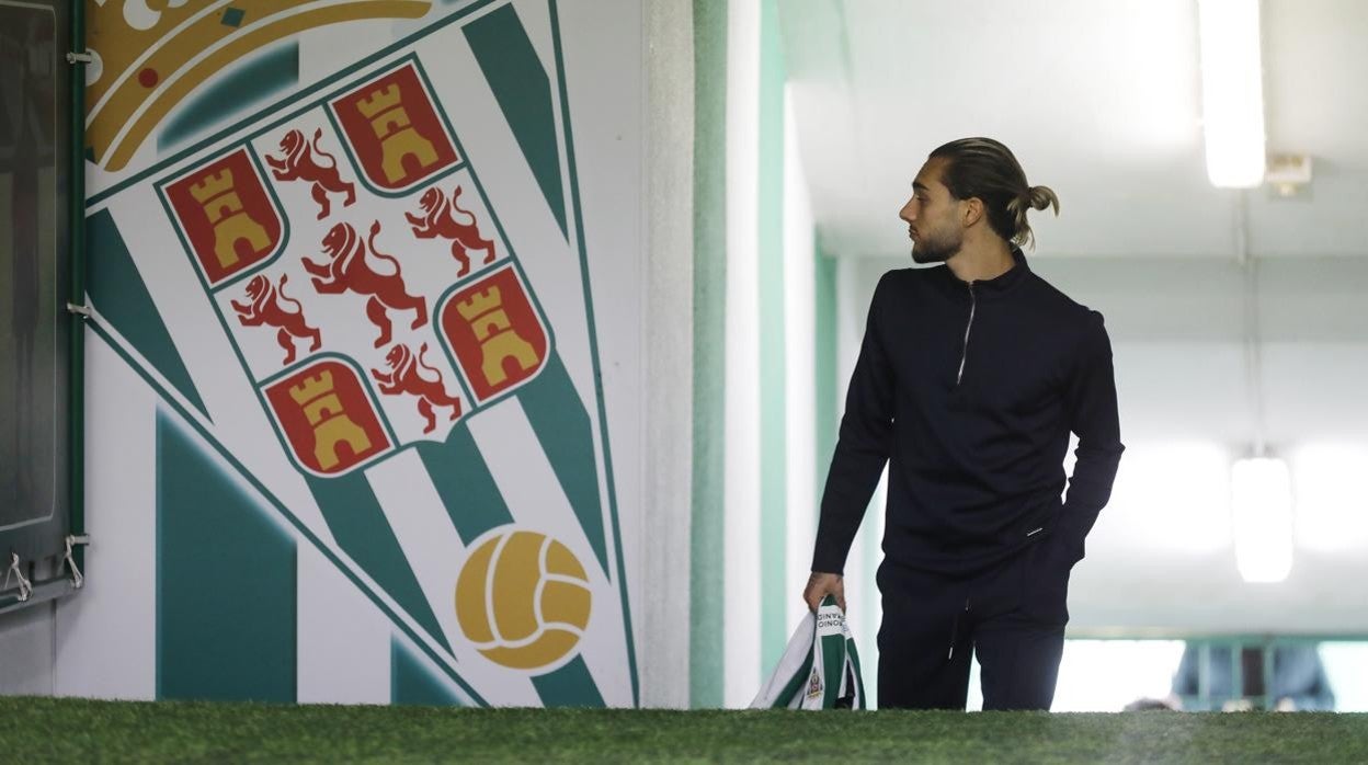 Dragisa Gudelj mira un escudo del Córdoba CF, este martes, en su presentación