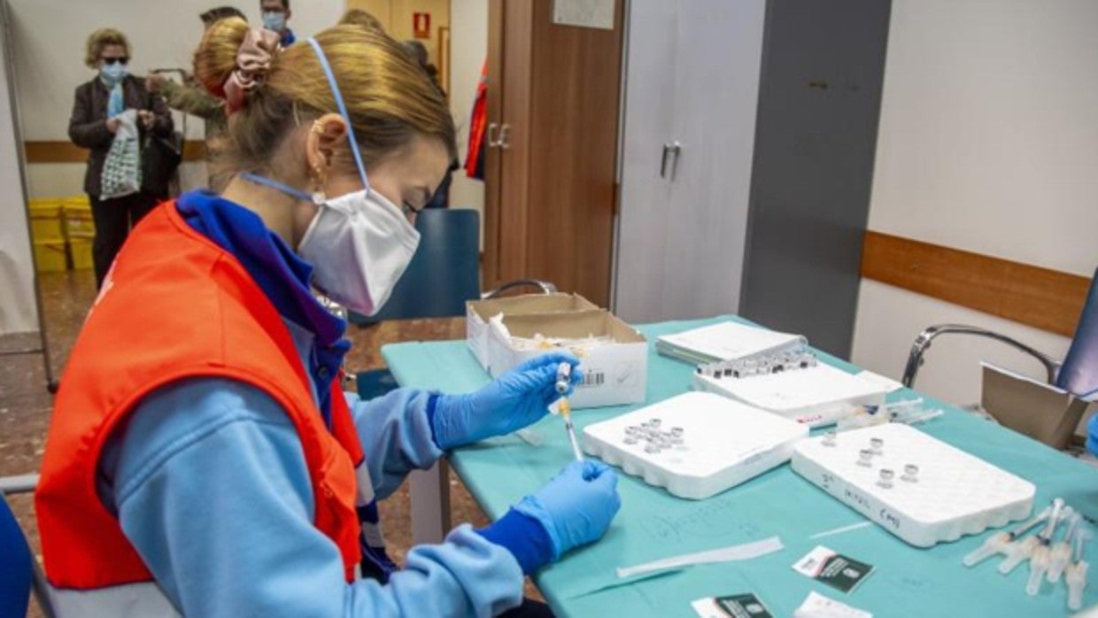 Una enfermera prepara dosis de la vacuna en el Distrito sanitario de Sevilla