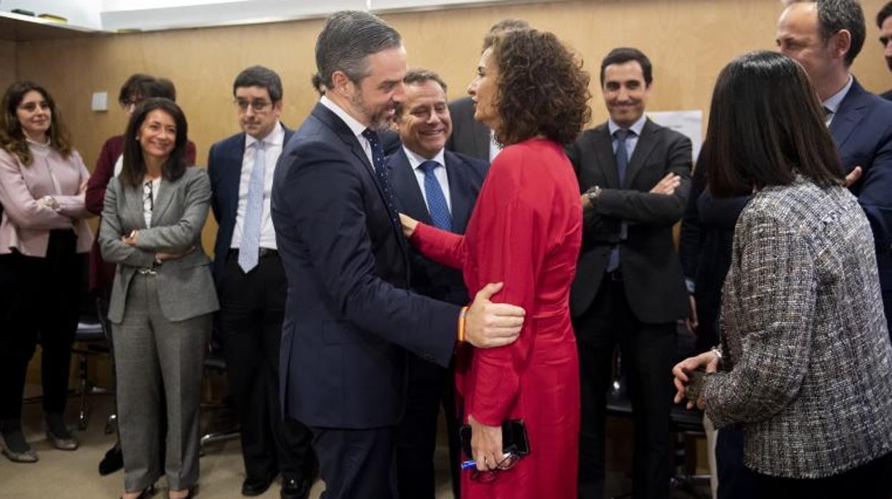 El consejero de Hacienda, Juan Bravo, saluda a la ministra María Jesús Montero, en febrero de 2020