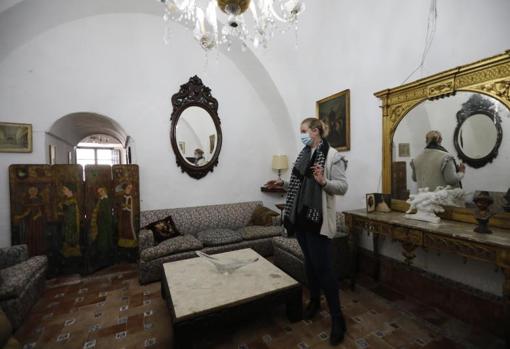 Inmaculada Porras en el denominado Salón de la Mazmorra, por su uso primitivo; sirvió como refugio durante la Guerra Civil