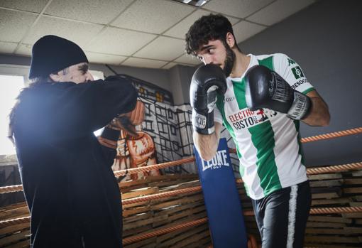 Navarro hijo hace tablillas con su entrenador, Ricardo Sánchez Atocha