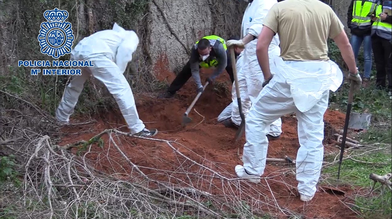 Imágenes del lugar donde fue enterrado el cuerpo de la víctima y de la detención de su marido