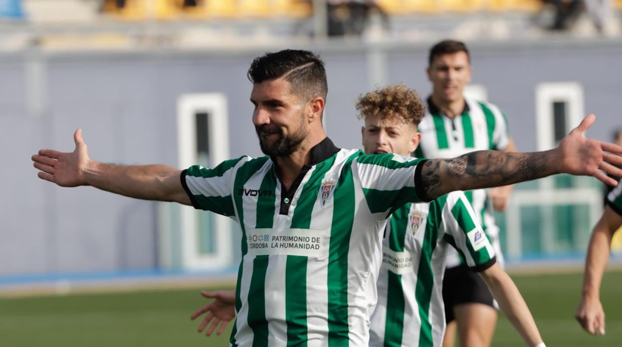 Willy Ledesma, que celebran su gol al Cádiz B, es el único fichaje de invierno de UFC que sigue