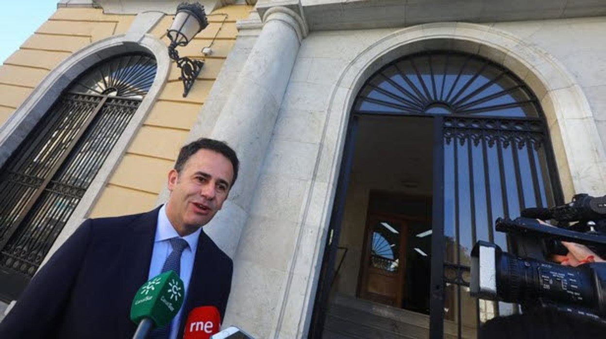 García Gallardo a la salida de la Audiencia de Cádiz