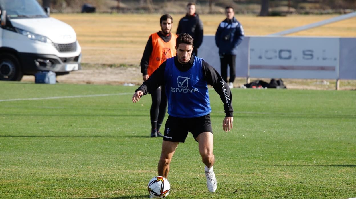 El centrocampista del Córdoba Toni Arranz conduce el balón en la Ciudad Deportiva
