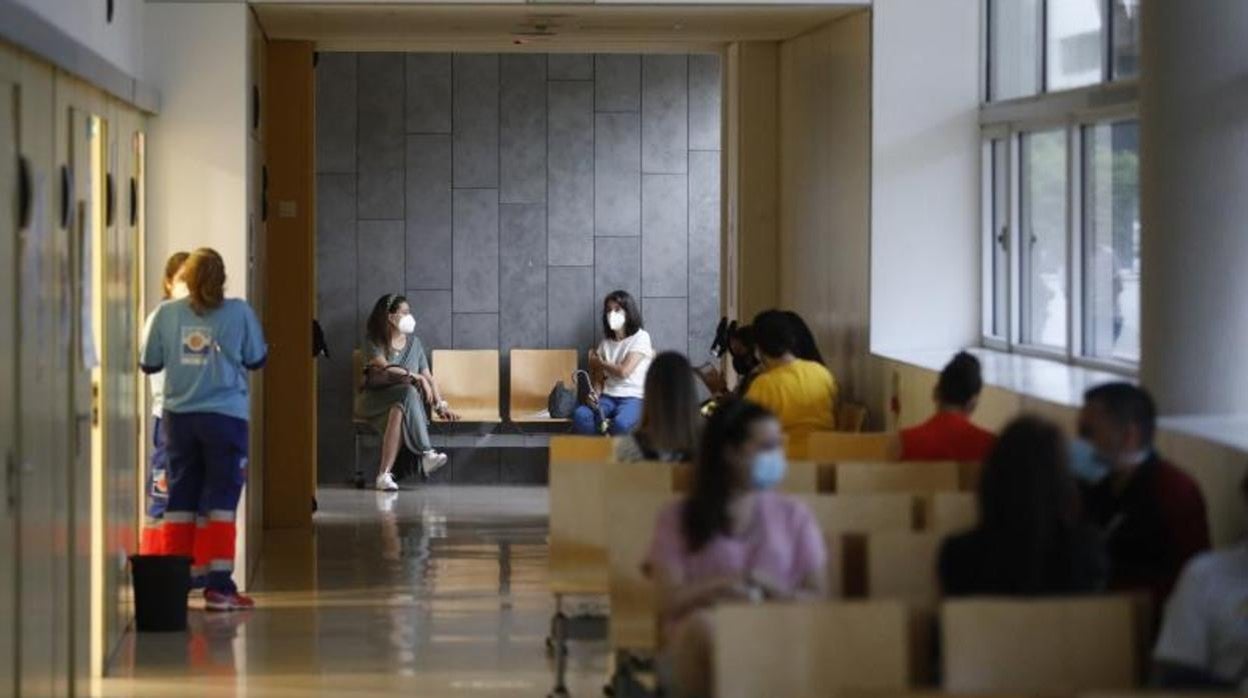 Pacientes esperando en el centro de salud Castilla del Pino en Córdoba