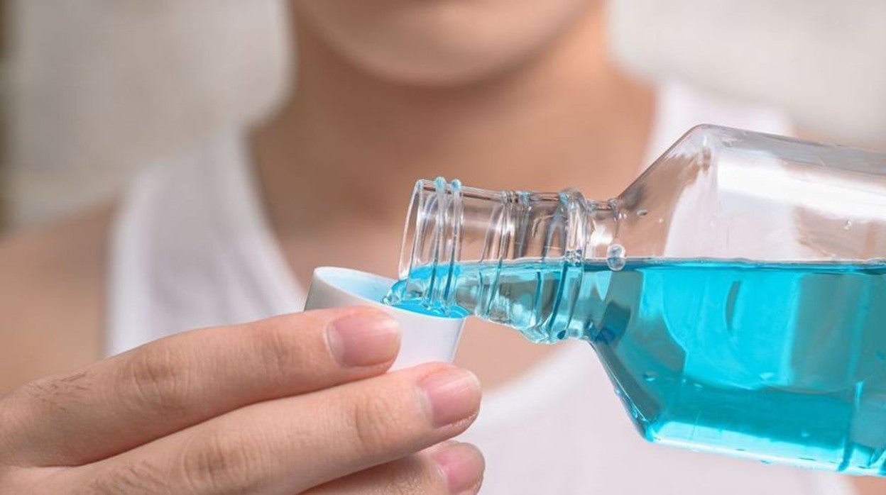 El uso del enjuague bucal puede ayudar a reducir la propagación del Covid