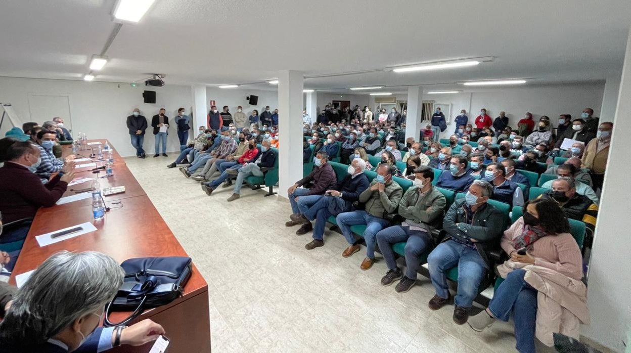 Imagen de la asamblea de la Plataforma en Defensa de los Regadías que tuvo lugar el jueves en Lucena del Puerto